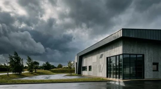 Bâtiment professionnel moderne confronté aux éléments climatiques en France