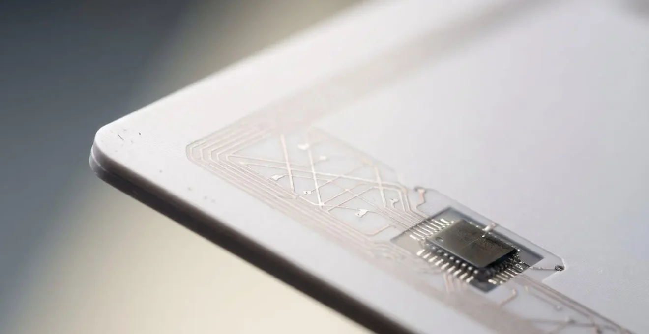 Badge professionnel RFID moderne pour contrôle d'accès sécurisé en entreprise