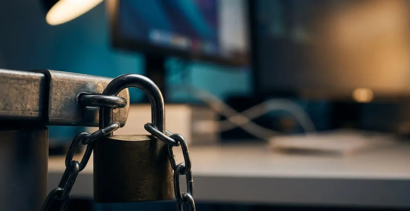 Concept symbolique de protection cybersécurité pour entreprise avec jeu de lumière et ombre