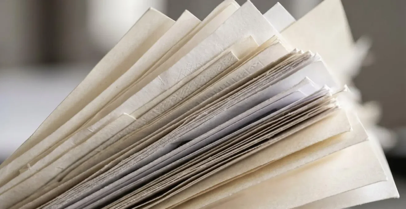 Documents financiers arrangés pour analyse de dossier de financement bancaire