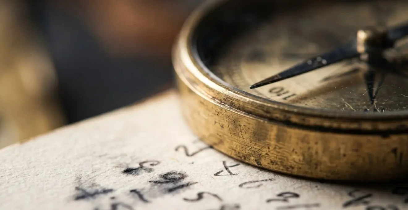 Vue macro détaillée d'outils de mesure et d'indicateurs tactiles symbolisant le pilotage précis d'une TPE
